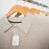 Ces étiquettes sont fabriquées en carton de 200 g/m², avec un trou perforé et incluent chacune un fil de polyester blanc ajustable à la mesure choisie. Conviennent à l’écriture manuelle au crayon, au stylo ( et compris à l’encre gel), au feutre, au marqueur permanent, à l’encre de tampon etc. Idéal pour les cadeaux, éléments de mariage, de fête, pour les albums, produits artisanaux, brochures, pour le stockage, pour fixer les prix, pour le pressing etc.