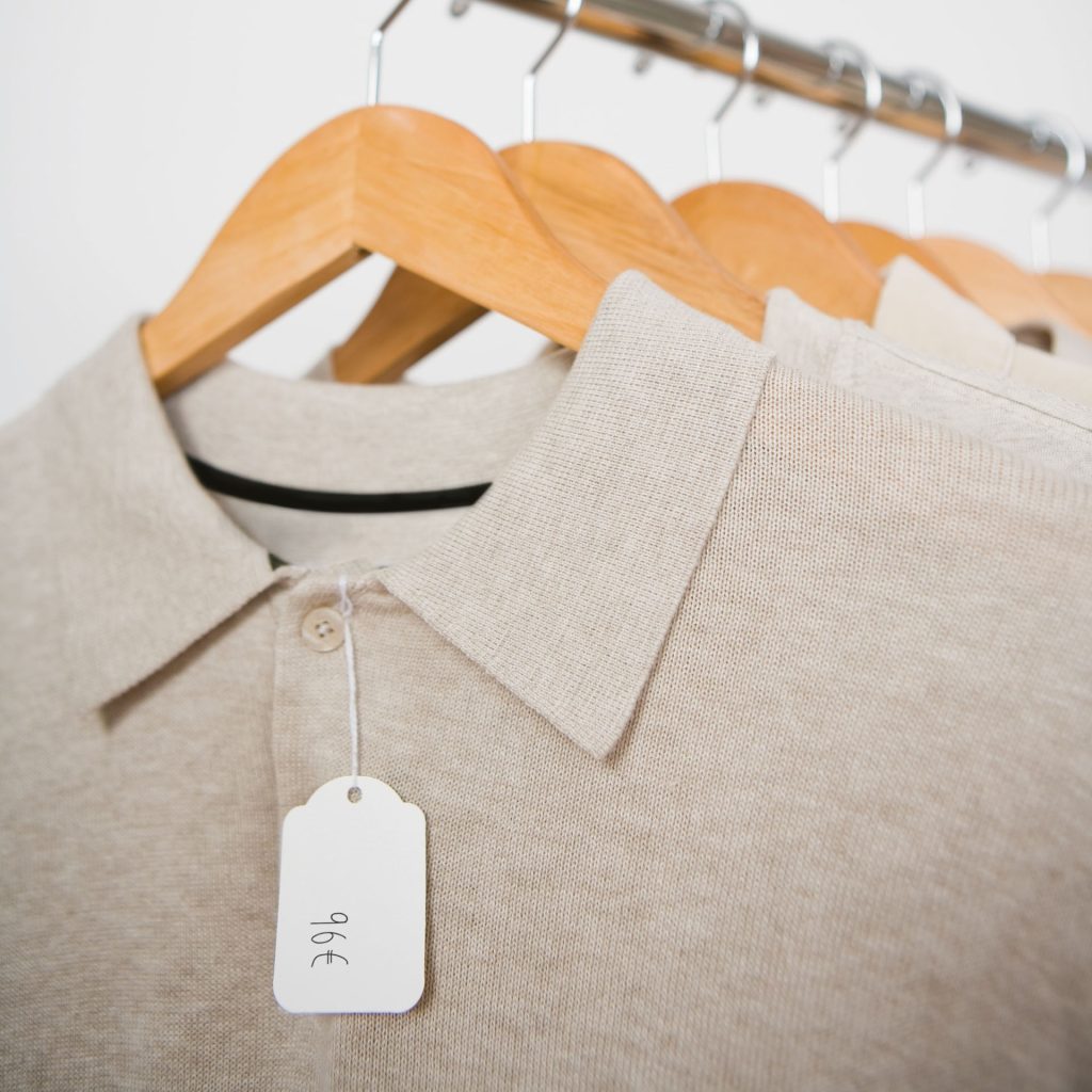 Ces étiquettes sont fabriquées en carton de 200 g/m², avec un trou perforé et incluent chacune un fil de polyester blanc ajustable à la mesure choisie. Conviennent à l’écriture manuelle au crayon, au stylo ( et compris à l’encre gel), au feutre, au marqueur permanent, à l’encre de tampon etc. Idéal pour les cadeaux, éléments de mariage, de fête, pour les albums, produits artisanaux, brochures, pour le stockage, pour fixer les prix, pour le pressing etc.
