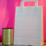 Emballages Sacs papier kraft poignées plates blancs du mini au Grand Modèle 18cm à 31cm de large pour les Commerces et les Boutiques Fabriqué en France ou Europe du Sud