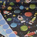 Papier cadeau Fusées Planètes bleu marine Enfants Jeunesse 70cm 100m