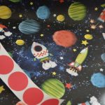 Papier cadeau Fusées Planètes bleu marine Enfants Jeunesse 70cm 100m