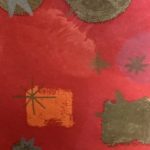 Papier Cadeau Noël Rouge orangé boules étoiles doré mat argent mat feuilles 70cm