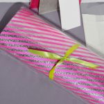 10 Feuilles papier cadeau hologramme rose rayées argent 70cm 100cm pliées en 2 pour Commerces et Boutiques