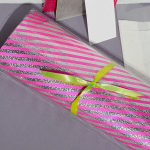 10 Feuilles papier cadeau hologramme rose rayées argent 70cm 100cm pliées en 2 pour Commerces et Boutiques