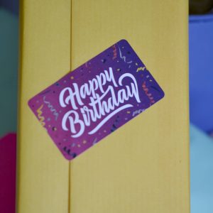 Rouleau d’Etiquettes adhésives autocollantes Joyeux Anniversaire Happy Birthday Violet et Jaune avec serpentins colorés Fabriqué en France MIF Cadeaux pour Commerces Boutiques
