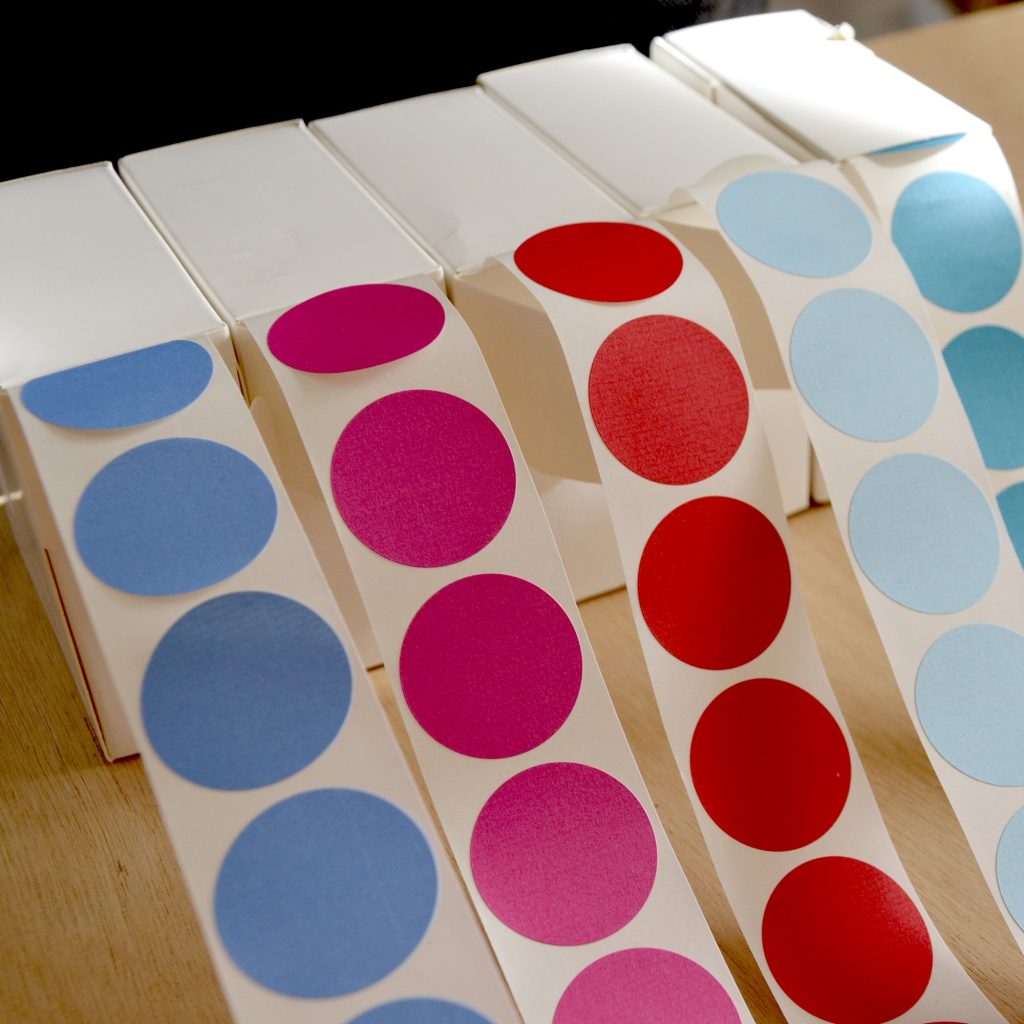 Etiquettes adhésives Rondes 35mm diamètre kraft couleur rose rouge bleu fuchsia mer lavande vert Fabriquées en France Pour les Boutiques et les commerces