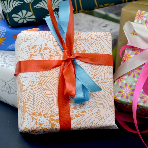 Papier cadeau feuillage orange sur papier blanc France recyclable 70cm