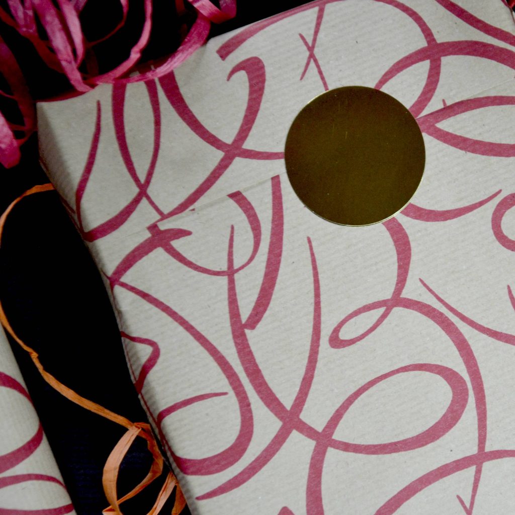 Rouleau papier cadeau kraft Emballage Cadeau Volutes arabesques rouge 70cmx40m à un prix incroyable Emballages Cadeau Fabriqué en Italie Recyclable