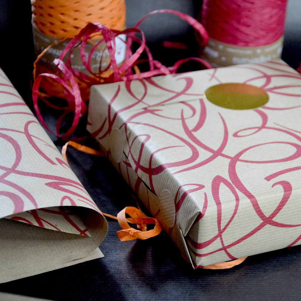 Rouleau papier cadeau kraft Emballage Cadeau Volutes arabesques rouge 70cmx40m à un prix incroyable Emballages Cadeau Fabriqué en Italie Recyclable