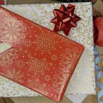 Rouleau de papier cadeau 70cm x 50m Rouge avec étoiles flocons dorés Fabriqué France Recyclable