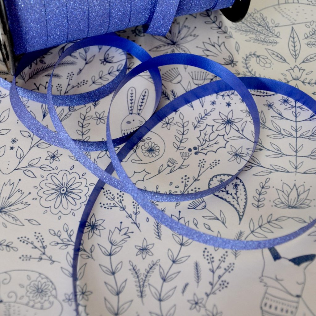 Rouleau de papier cadeau blanc et bleu foncé motifs renards, lapins, fleurs Fabriqué en France A colorier 70cm 50cm Pour les professionnels