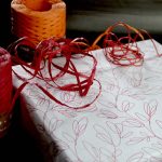 Rouleau de papier d'emballage cadeau 70cm x 40m PROMOTION kraft blanc avec feuillage rouge Recyclable