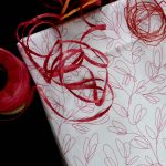 PAPIER CADEAU BLANC FEUILLAGE ROUGE recyclable 70cm x 40M